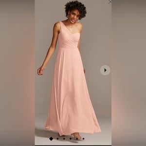 CELEBRATE DB STUDIO
full skirt bridesmaid dress with one shoulder